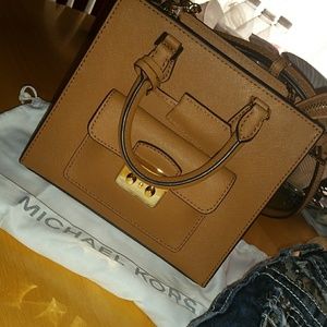 Michael kors mini messenger